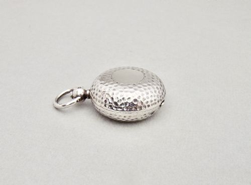 fig 2. EXQUISITE SPOT-HAMMERED SILVER SINGLE SOVEREIGN CASE BY DENNISON, BIRMINGHAM 1910