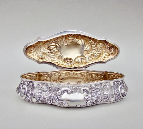 fig 2. SUPERB LARGE EDWARDIAN SILVER DRESSING TABLE BOX BY WILLIAM NEALE, CHESTER 1901