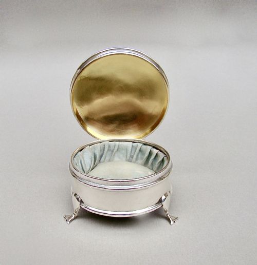fig 1. GEORGE V SILVER JEWELLERY BOX BY A&J ZIMMERMAN, BIRMINGHAM 1913