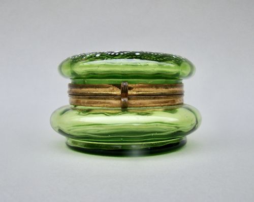 fig 2. DELIGHTFUL 19TH CENTURY FRENCH GREEN GLASS ENAMELLED TRINKET BOX, CIRCA 1890