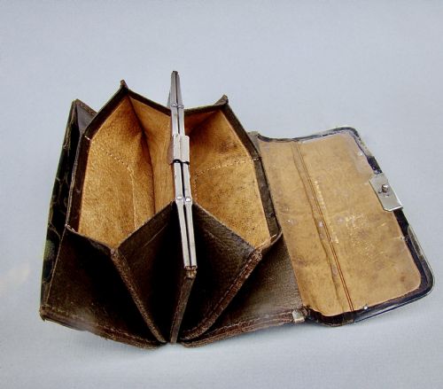 fig 3. EDWARDIAN SILVER & CROCODILE SKIN PURSE BY LUDWIG KRUMM, BIRMINGHAM 1900
