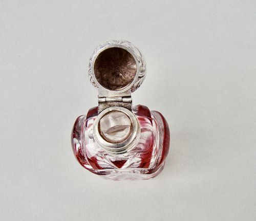 DELIGHTFUL VICTORIAN BOHEMIAN OVERLAY CRANBERRY GLASS SCENT BOTTLE CIRCA 1890 - ADDITIONAL PHOTO 6