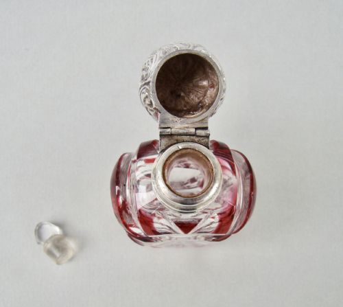 DELIGHTFUL VICTORIAN BOHEMIAN OVERLAY CRANBERRY GLASS SCENT BOTTLE CIRCA 1890 - ADDITIONAL PHOTO 7