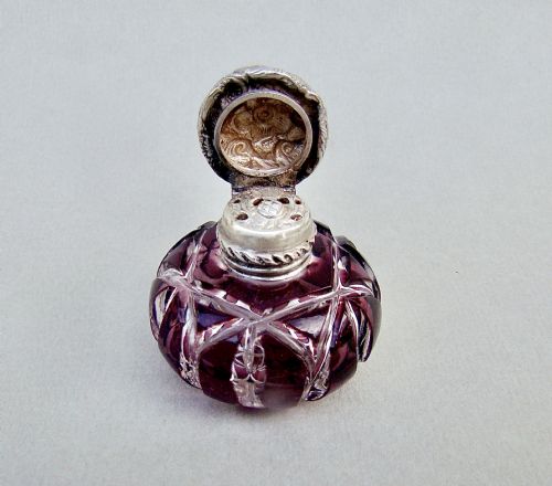 fig 2. EXQUISITE VICTORIAN SILVER MOUNTED AMETHYST GLASS VINAIGRETTE, CIRCA 1800