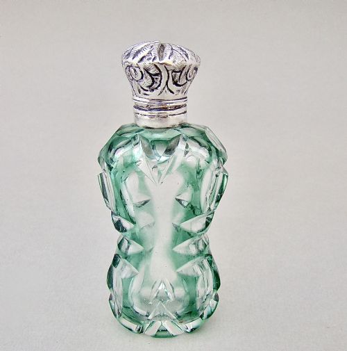 DELIGHTFUL VICTORIAN BOHEMIAN OVERLAY GREEN GLASS SCENT BOTTLE CIRCA 1890