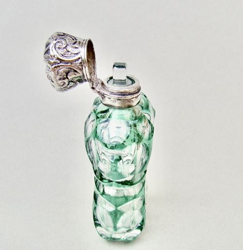 DELIGHTFUL VICTORIAN BOHEMIAN OVERLAY GREEN GLASS SCENT BOTTLE CIRCA 1890 - ADDITIONAL PHOTO 3
