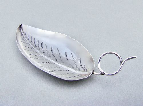 fig 1. GEORGIAN SILVER LEAF-SHAPED CADDY SPOON BY JOSEPH TAYLOR, BIRMINGHAM 1798