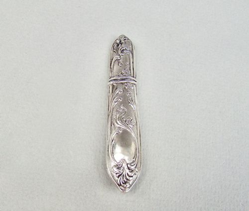 fig 2. 19TH CENTURY FRENCH ART NOUVEAU SILVER NEEDLE CASE , CIRCA 1900