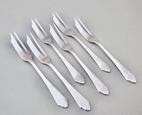 fig 1. CASED SET OF SIX SILVER DOG NOSE PATTERN CAKE FORKS BY DEAKIN & FRANCIS, BIRMINGHAM 1927
