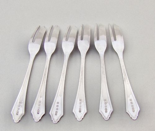 fig 2. CASED SET OF SIX SILVER DOG NOSE PATTERN CAKE FORKS BY DEAKIN & FRANCIS, BIRMINGHAM 1927
