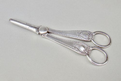 fig 2. CASED PAIR OF VICTORIAN SILVER GRAPE SCISSORS BY JOSIAH WILLIAMS & CO, LONDON 1899