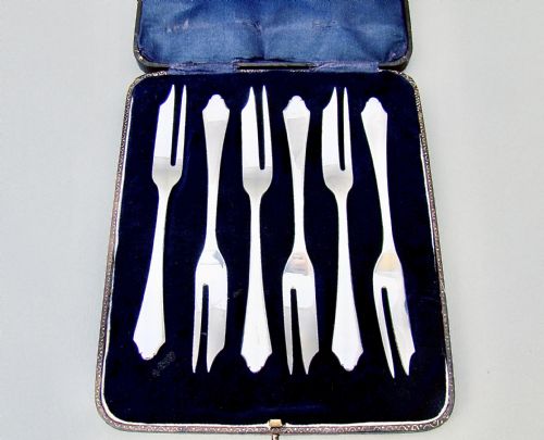 Cased Set of Six Silver Dog Nose Pattern Cake Forks by Deakin & Francis, Birmingham 1927
