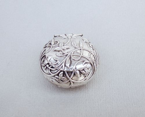 Exquisite Art Nouveau Silver Pill Box by Levi & Salaman, Birmingham 1902