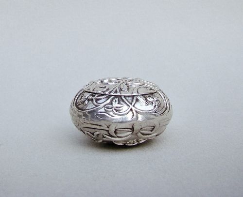 fig 1. EXQUISITE ART NOUVEAU SILVER PILL BOX BY LEVI & SALAMAN, BIRMINGHAM 1902