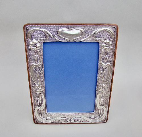 fig 1. LARGE ART NOUVEAU SILVER PHOTO FRAME BY WILLIAM NEALE, CHESTER 1903