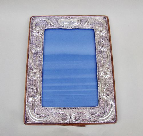 fig 2. LARGE ART NOUVEAU SILVER PHOTO FRAME BY WILLIAM NEALE, CHESTER 1903