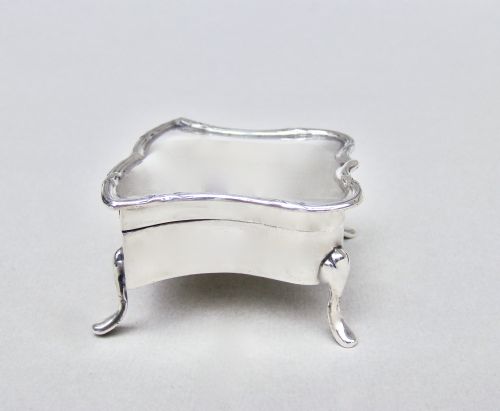 fig 3. DELIGHTFUL EDWARDIAN SILVER JEWELLERY BOX BY HAZLEWOOD & CO, BIRMINGHAM 1909