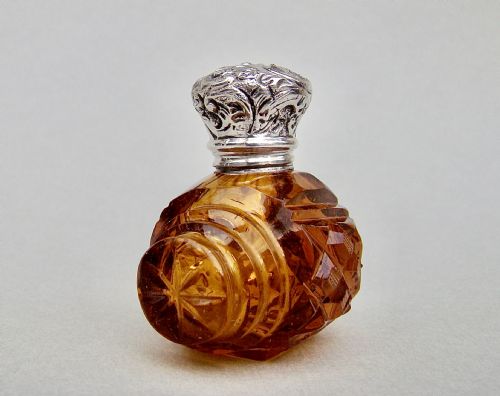 fig 2. CHARMING VICTORIAN SILVER AND AMBER GLASS SCENT BOTTLE, CIRCA 1880