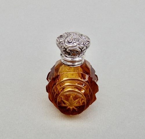 fig 3. CHARMING VICTORIAN SILVER AND AMBER GLASS SCENT BOTTLE, CIRCA 1880