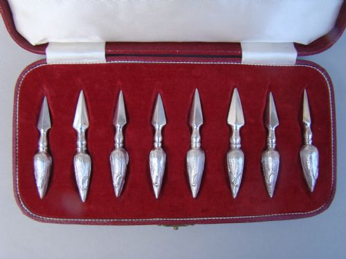 fig 1. CASED SET OF MID-CENTURY SILVER PLATED CORN COB HOLDERS BY MAPPIN & WEBB, CIRCA 1950
