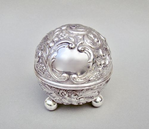 fig 1. RARE VICTORIAN SILVER STRING BOX BY WILLIAM COMYNS, LONDON 1892