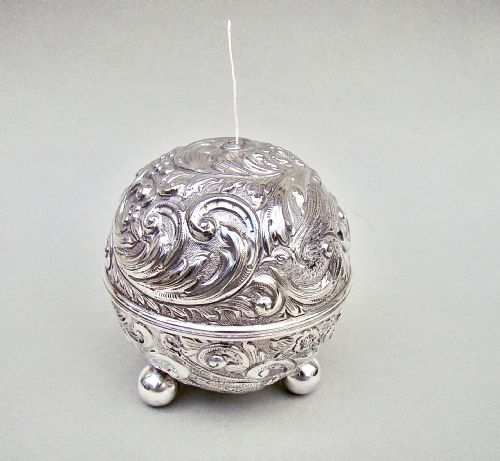 fig 2. RARE VICTORIAN SILVER STRING BOX BY WILLIAM COMYNS, LONDON 1892