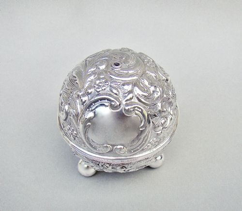 fig 3. RARE VICTORIAN SILVER STRING BOX BY WILLIAM COMYNS, LONDON 1892