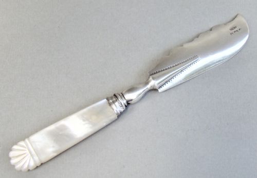 fig 1. EDWARDIAN SILVER AND MOTHER OF PEARL BUTTER KNIFE BY HILLIARD & THOMASON, BIRMINGHAM 1902