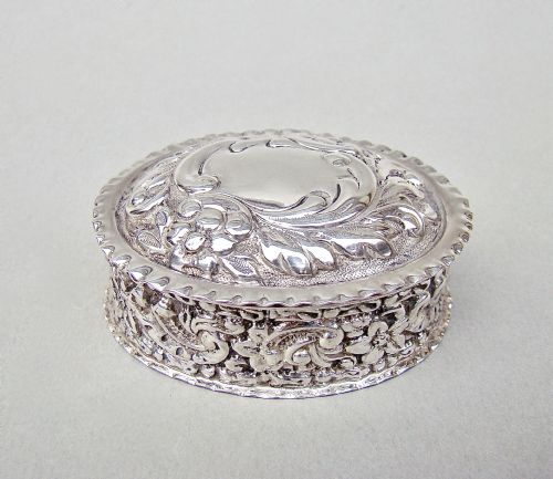 Delightful Victorian Silver Trinket Box by Synyer & Beddoes, Birmingham 1897
