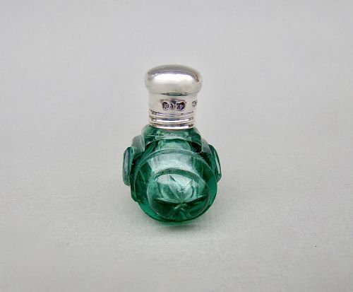 fig 1. EXQUISITE VICTORIAN SILVER AND GREEN GLASS MINIATURE SCENT BOTTLE BY SAUNDERS & SHEPHERD, CHESTER 1891
