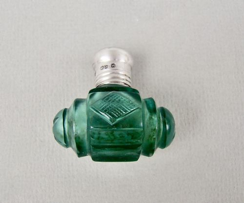 fig 2. EXQUISITE VICTORIAN SILVER AND GREEN GLASS MINIATURE SCENT BOTTLE BY SAUNDERS & SHEPHERD, CHESTER 1891
