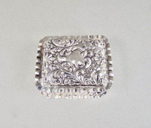 fig 2. GEORGE V SILVER TRINKET BOX BY SAUNDERS & SHEPHERD, CHESTER 1912