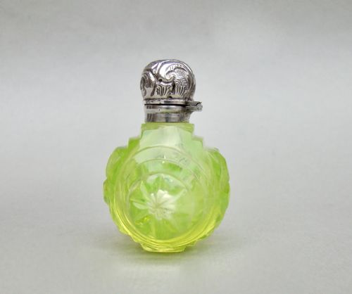 fig 2. CHARMING VICTORIAN SILVER AND URANIUM GLASS SCENT BOTTLE BY CHARLES MAY, BIRMINGHAM 1899