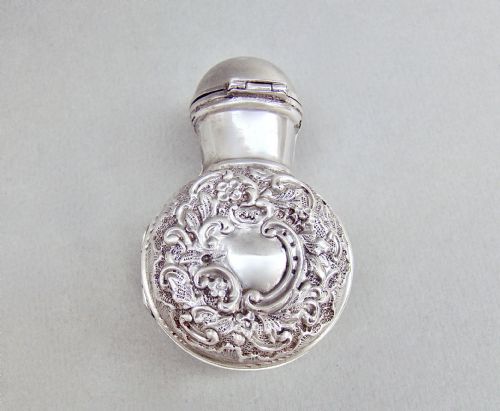 fig 1. EDWARDIAN SILVER SCENT BOTTLE HOLDER WITH GLASS SCENT BOTTLE BY SYNYER & BEDDOES, BIRMINGHAM 1901