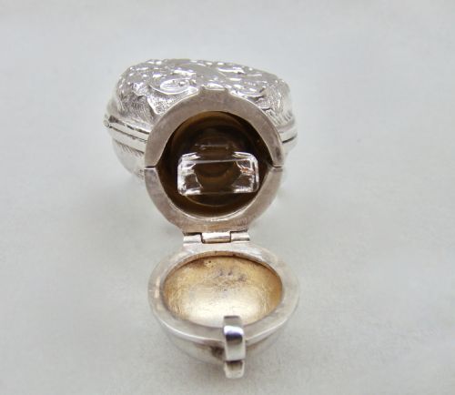 fig 2. EDWARDIAN SILVER SCENT BOTTLE HOLDER WITH GLASS SCENT BOTTLE BY SYNYER & BEDDOES, BIRMINGHAM 1901