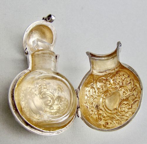 fig 3. EDWARDIAN SILVER SCENT BOTTLE HOLDER WITH GLASS SCENT BOTTLE BY SYNYER & BEDDOES, BIRMINGHAM 1901