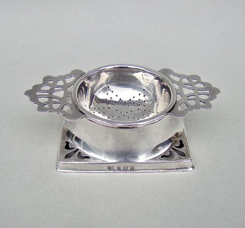 fig 2. ELEGANT GEORGE VI SILVER TEA STRAINER & STAND BY THOMAS BRADBURY, BIRMINGHAM 1944