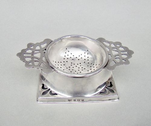 fig 1. ELEGANT GEORGE VI SILVER TEA STRAINER & STAND BY THOMAS BRADBURY, BIRMINGHAM 1944