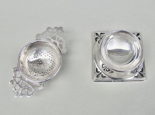 fig 3. ELEGANT GEORGE VI SILVER TEA STRAINER & STAND BY THOMAS BRADBURY, BIRMINGHAM 1944