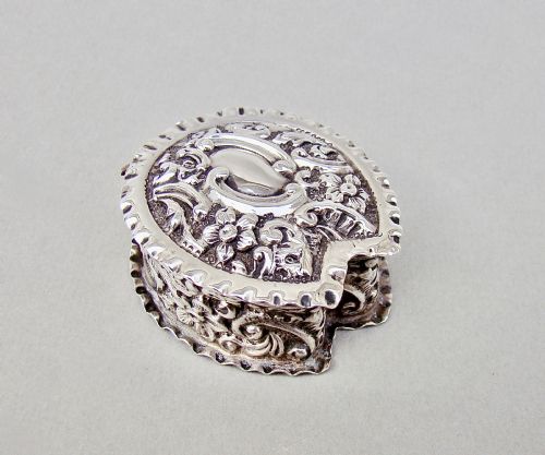 fig 1. EXQUISITE VICTORIAN SILVER PILL BOX BY SYNYER & BEDDOES, BIRMINGHAM 1898