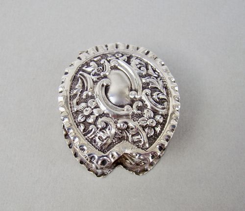Exquisite Victorian Silver Pill Box by Synyer & Beddoes, Birmingham 1898

