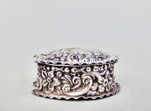 fig 2. EXQUISITE VICTORIAN SILVER PILL BOX BY SYNYER & BEDDOES, BIRMINGHAM 1898