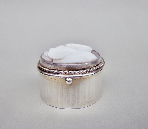 fig 2. RARE EDWARDIAN SILVER CAMEO PILL BOX BY COLEN CHESHIRE, CHESTER 1904