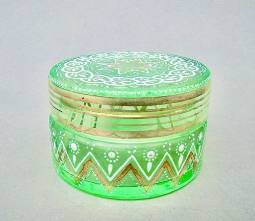 fig 1. DELIGHTFUL VICTORIAN ENAMELLED URANIUM GLASS TRINKET BOX, CIRCA 1890