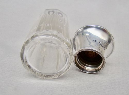 fig 3. GEORGE V SILVER & PIQUE TORTOISESHELL SCENT BOTTLE BY THE CORKE BROTHERS & CO, LONDON 1916