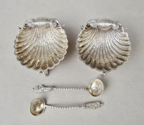fig 2. FABULOUS CASED PAIR OF VICTORIAN SILVER SALT CELLARS & MATCHING SPOONS BY GEORGE UNITE, BIRMINGHAM 1882