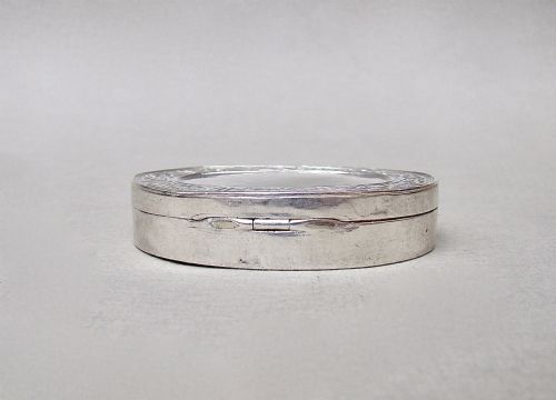 fig 2. RARE ARTS & CRAFT SILVER PILL BOX BY LIBERTY & CO, BIRMINGHAM 1927
