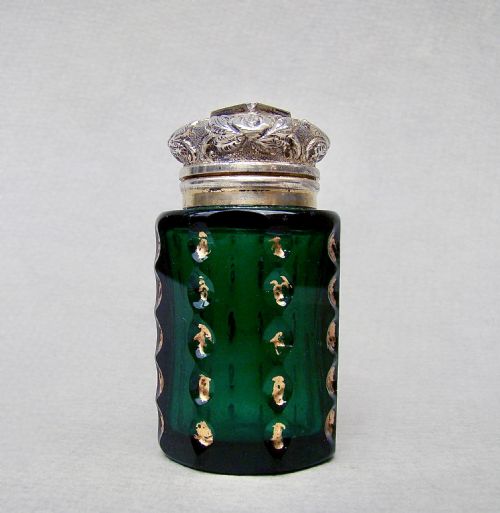 fig 1. VICTORIAN SILVER GILT BRISTOL GREEN GLASS VINAIGRETTE , CIRCA 1890