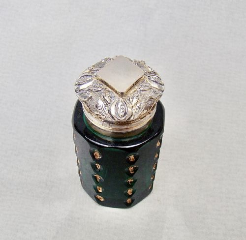 fig 2. VICTORIAN SILVER GILT BRISTOL GREEN GLASS VINAIGRETTE , CIRCA 1890