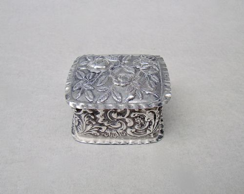 fig 1. EXQUISITE VICTORIAN SILVER PILL BOX BY SAUNDERS & SHEPHERD, BIRMINGHAM 1890